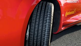 Der Conti Premium Contact 6 löst gleich zwei Vorgänger ab: den Premium Contact 5 und den Sport Contact 5. (Rosenow)