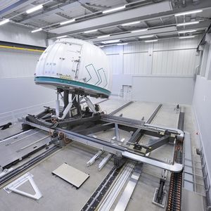 Ausgestattet mit einem Acht-Achsen-Bewegungssystem, ist der Stuttgarter Fahrsimulator die derzeit größte und leistungsfähigste Anlage dieser Art an einer europäischen Forschungseinrichtung