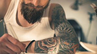 In Deutschland sind 17 Prozent der Bevölkerung tätowiert - Tendenz steigend. (Bild: Yakobchuk Olena - stock.adobe.com)
