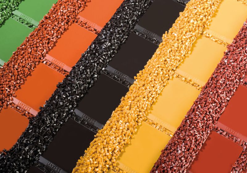 Bild 7: Die von Lanxess speziell für die Kunststoffindustrie entwickelten anorganischen Pigmente der Marke Colortherm sind der zweite große Themenbereich auf der K 2013. Sie sind in den Farben Grün, Rot, Schwarz, Gelb und Braun erhältlich. Innerhalb der verschiedenen Farbreihen sind zahlreiche Farbabstufungen verfügbar. (Bild: Lanxess)