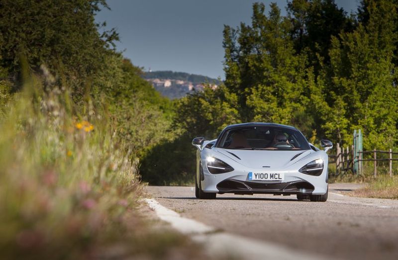 „Wir wollten, dass er schon im Stand aussieht wie 200 km/h“, sagt Designchef Rob Melville über die kaum 1,20 Meter flache Flunder. (McLaren)