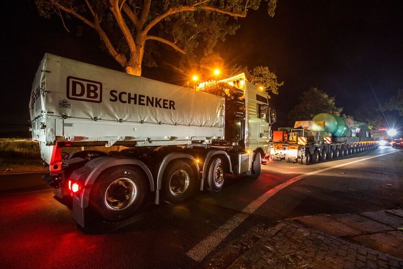 Schwerguttransport mit einem ziehenden und einem schiebenden Lkw. (Bild: Schenker)