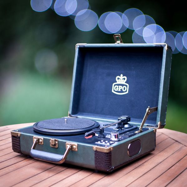 Stilecht am Baggersee Musik hören mit dem Ambassador Green And Black von MenKind. Der tragbare Schallplattenspieler unterstützt Bluetooth und hat Lautsprecher an Bord. www.menkind.co.uk verkauft das Gerät für rund 120 Euro. (MenKind)