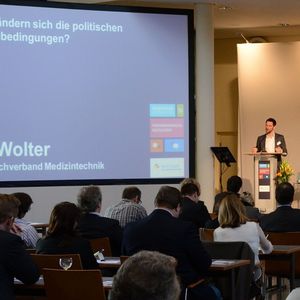 „Die Rahmenbedingungen für Innovationen in der Medizintechnik- und Hilfsmittelbranche verschlechtern sich. Das liegt vor allem an höheren Hürden für den Marktzugang bei gleichzeitig sinkender Vergütung“, Jan Wolter, Leiter des Fachverbands Medizintechnik im Branchenverband Spectaris.