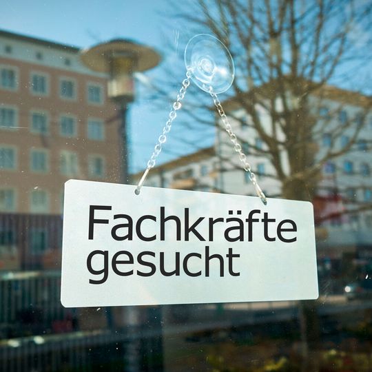 Mancher nutzt jede Chance, um auf seinen Fachkräftebedarf aufmerksam zu machen. Mancher nutzt jede Chance, um auf seinen Fachkräftebedarf aufmerksam zu machen.