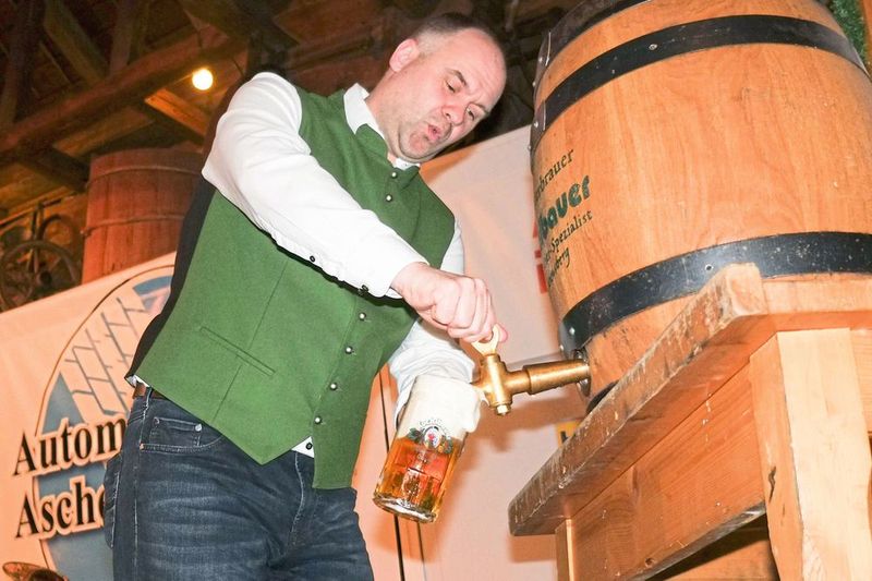 Viel Schaum: Christian Stettner, Nürnberger Versicherungsgruppe, am Zapfhahn.  (Bild: Zietz/»kfz-betrieb«)