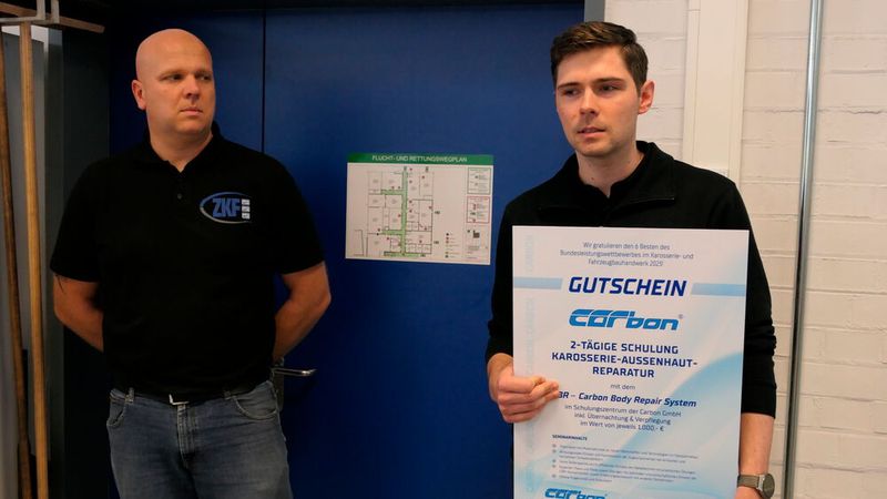 Diesmal stiftete Carbon Lehrgänge für die Bestplatzierten im Gesamtwert von 6.000 Euro. Leonard Jurisch übergab den Gutschein an Steffen Fuchs, Referatsleiter Aus- und Weiterbildung beim ZKF. (Bild: Wenz| VCG)