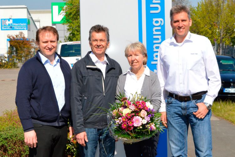 Langjähriger Einsatz für die Kfz-Innung: Obermeister Roland Hoier (re.) und Geschäftsführer Michael Frank (li.) danken Monika Triebs (Bilanzbuchhalterin; Betriebszugehörigkeit 25 Jahre) und Gottfried Reuß (Assistent der Geschäftsleitung und Ausbildungsberater; Betriebszugehörigkeit 30 Jahre) für ihre langjährige Treue und ihre Arbeitsleistung. (Langer/Kfz-Innung)