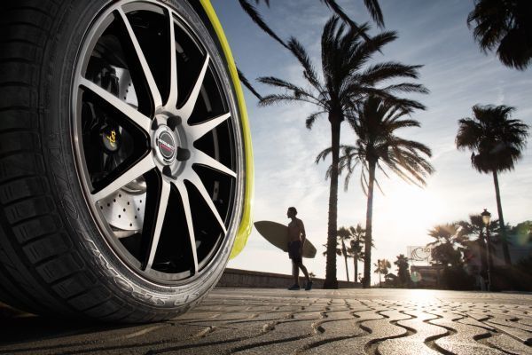 Der hybride Sportwagen Σtos: unterwegs mit persönlichem Autopilot und Drohne. (Rinspeed)