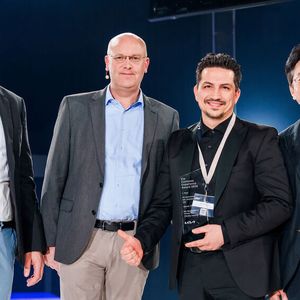 Der CX Award ging an DS Automobile. Auf dem Bild (v. l.) Jan Böckmann, Director Customer Experience (CX) Kia Deutschland, Thomas Djuren, Geschäftsführer Kia Deutschland, Antonio Mazzone, Geschäftsführer DS Automobile, und Chinho Hwang, Präsident Kia Deutschland.
 (Bild: Kia/Udo Geisler)