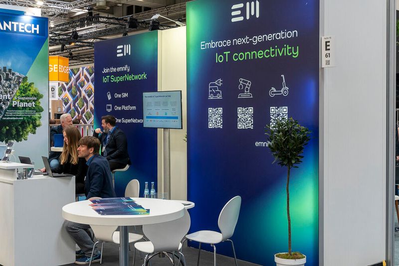 Emnify bietet unter anderem eine IoT-SIM-Karte an, die betreiberunabhängig genutzt werden kann. So soll es vernetzenden Geräten möglich werden, sich mit über 540 Mobilfunknetzen in mehr als 180 Ländern zu verbinden. Expandiert ein Unternehmen in eine neue Region, wechselt die Karte automatisch das Profil. (Bild: Vogel Communications Group)