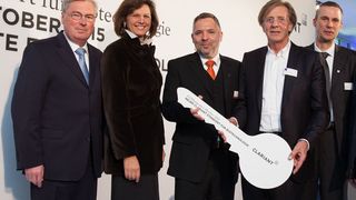 Nahmen symbolisch den Schlüssel für die neuen Räumlichkeiten entgegen: Clariant CEO Hariolf Kottmann, Ilse Aigner, bayerische Staatsministerin für Wirtschaft und Medien, Energie und Technologie, André Koltermann, Head of Group Biotechnology, Bauherr und Eigentümer Manfred Wander, Jens Stephan, Standortleiter Planegg und Prof. Dr. Haralabos Zorbas, IBB Netzwerk (von links nach rechts). (Bild: Clariant)