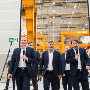 Flender-CEO Andreas Evertz (links) und Lars Wiegemann (rechts), COO von Flenders Windmarke Winergy, führen Minister Habeck durch das Werk in Voerde. (Bild:  Flender GmbH)