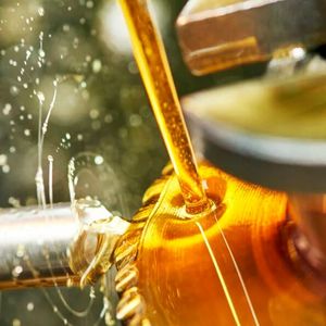 Schmierstoffe sind unverzichtbar für alles, was sich bewegt. Sie vermindern die Reibung und halten Maschinen am Leben. Doch sie altern, was auch durch elektrische Felder passiert. Diesen Effekt kann man jetzt in einem neuen virtuellen Labor vorhersagen, um gegenzusteuern.(Bild:  DSBW)