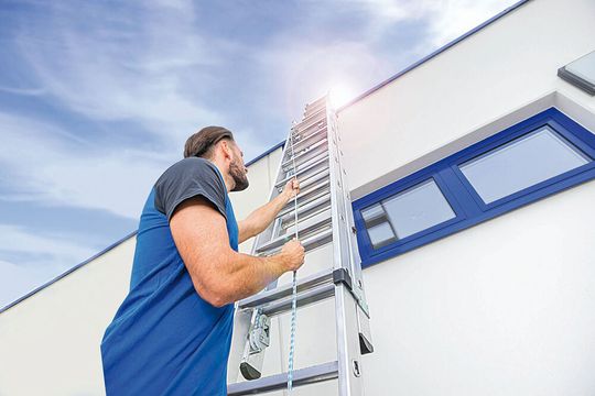 Die mit den Technischen Regeln für Betriebssicherheit (TRBS) konforme neue Stufen-Seilzugleiter von Munk lässt sich bis auf 6,42 Meter Länge ausziehen. Die mit den Technischen Regeln für Betriebssicherheit (TRBS) konforme neue Stufen-Seilzugleiter von Munk lässt sich bis auf 6,42 Meter Länge ausziehen.