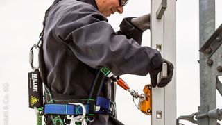 Die Body-Control-Läufer sind mitlaufende Auffanggeräte für eine Vielzahl von Klettergewohnheiten (nah an der Leiter oder mit Rückenzug). (Bild: Honeywell)