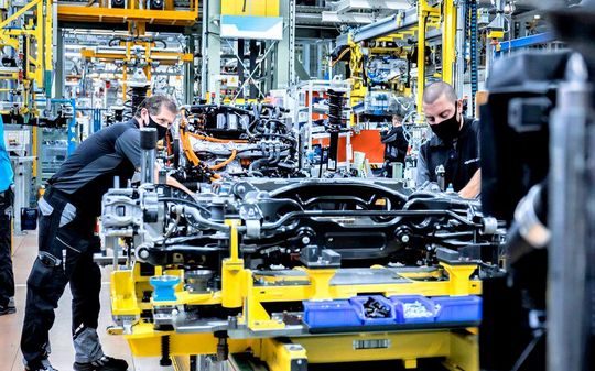 Die mittelständische Industrie ist lebenswichtig für Deutschlands technischen Vorsprung, heißt es. Doch Zulieferprobleme bedrohten deren Existenz. Fünf Industrieverbände richten sich deshalb an die neue Bundesregierung. Hier mehr dazu. Die mittelständische Industrie ist lebenswichtig für Deutschlands technischen Vorsprung, heißt es. Doch Zulieferprobleme bedrohten deren Existenz. Fünf Industrieverbände richten sich deshalb an die neue Bundesregierung. Hier mehr dazu.