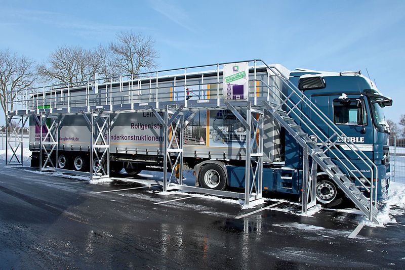Lkw-Fahrer können ihre Fahrzeuge mithilfe von Enteisungsanlagen aus Günzburg von Schnee und Eis befreien. (Bild: Günzburger Steigtechnik)