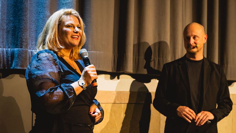 Die Juroren für den Gebrauchtwagen Award – hier Britta Peters von Santander – gaben zu jedem der Top 3 nominierten Betriebe in den Kategorie Vertragshandel und Freier Handel die Entscheidung der Jury bekannt.  (Bild: Stefan Bausewein)