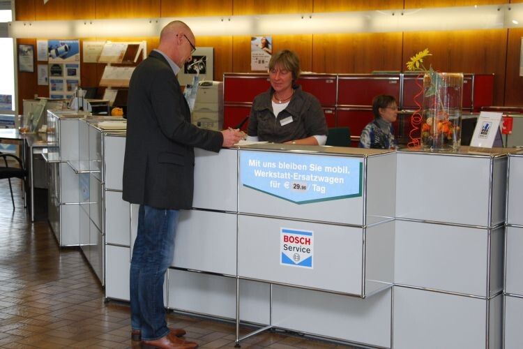Serviceassistentinnen empfangen die hereinkommenden Kunden. (Fot: Rubbel)