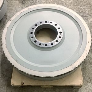 Fast tonnenschwer sind diese Verzahungsteile, die Mewa fertigt...