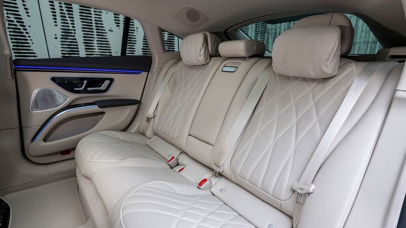 Auf den Rücksitzen herrscht Beinfreiheit wie in der Business Class. (Mercedes)