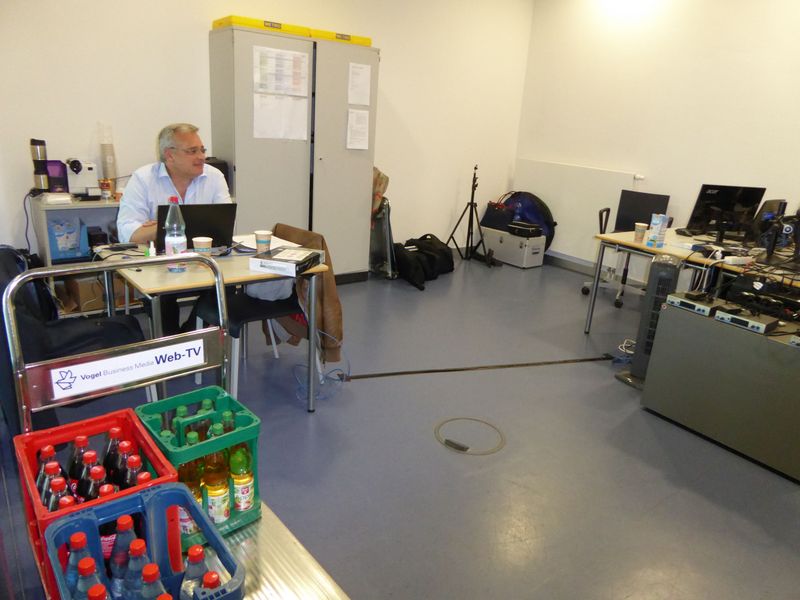 Hinter den Kulissen von Achema-TV und der Achema-DailyRobert Biegert bei der Vorbereitung auf die Sendung. (Bild: PROCESS)