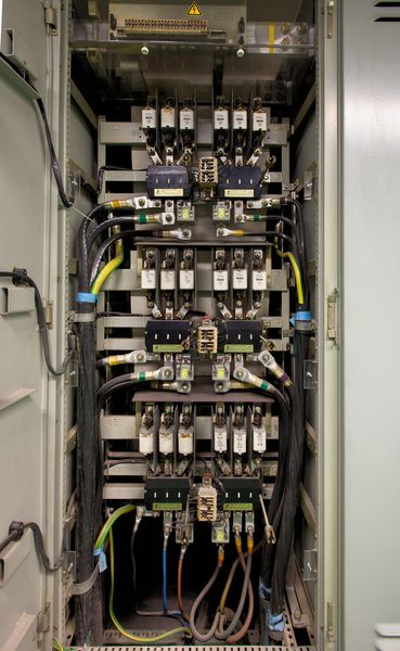 Voll mit Schaltern, Steckern und Sicherungen: Niederspannungs-Innenraumschaltanlage ISA 2000. (Friedrichstadt-Palast/Steven Cappenbarger)