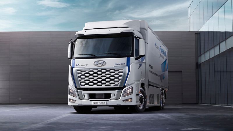 Der neu gestaltete Kühlergrill zeichnet sich durch seine „V“-Form und die verchromte Waben-Optik aus.  (Bild: Hyundai)