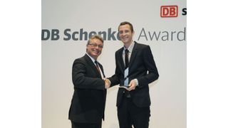 Karl Nutzinger, Vorstand der Schenker AG, verlieh den DB Schenker Award 2012 an Dr. Sönke Behrends von der Chalmers University of Technology in Göteburg, Schweden (v.l.). (Bild:  Max Lautenschlaeger/Deutsche Bahn)
