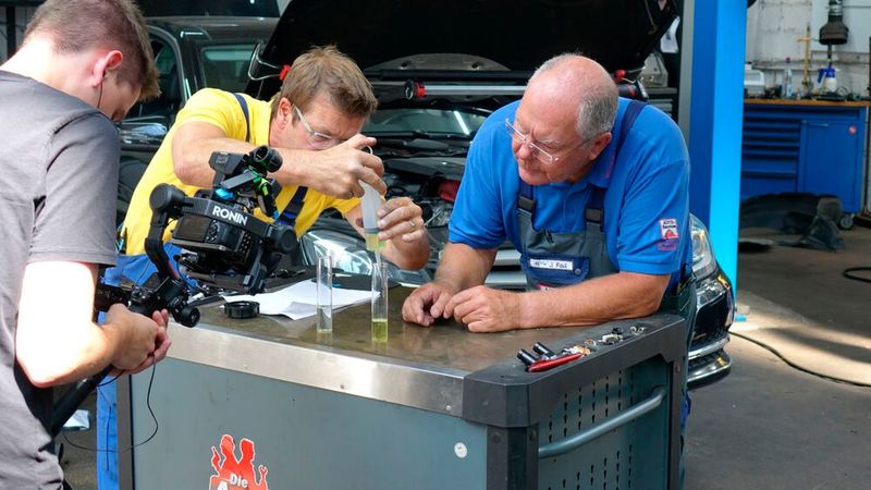 Dabei handelt es sich um Kohlenwasserstoffe, die aus Wasserstoff und Kohlendioxid hergestellt werden – und zwar ausschließlich unter Nutzung regenerativer Energie. (Bild: Rosenow – »kfz-betrieb«)