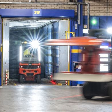 Neben dem sensorbasierten Linde-Assistenzsystem setzt Michelin Tyre PLC auch auf diverse Linde-Lichtlösungen, darunter LED Stripes sowie Red Warning Lines. (Bild: Linde MH)