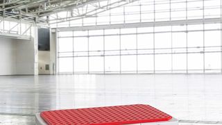 Ein großer deutscher Automobilhersteller soll mit dem FTS „TORsten“ von Torwegge eine Teilstrecke seines innerbetrieblichen Materialflusses automatisieren.  (wuermser.communications)