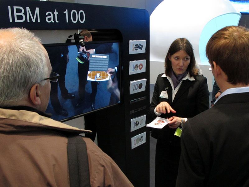 IBM hatte eine Augmented-Reality-Anwendung installiert. Pappkarten dienten als Schlüssel, um mehr über die Errungenschaften aus 100 Jahren Firmengeschichte zu erfahren. (Bild: ds)