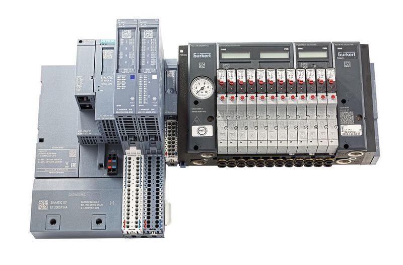Die neueste Generation der Ventilinsel Typ 8647 AirLINE SP von Bürkert ist mit dem dezentralen Peripheriesystem SIMATIC ET 200SP HA von Siemens kompatibel und stellt wichtige Funktionen für höchste Prozesssicherheit zur Verfügung.  (Bürkert Fluid Control Systems)