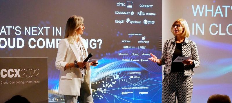 Daniela Schilling (re.) und Lydia Hundsdörfer (Vogel IT-Akademie) eröffnen die CCX 2022. Daniela Schilling (re.) und Lydia Hundsdörfer (Vogel IT-Akademie) eröffnen die CCX 2022.
