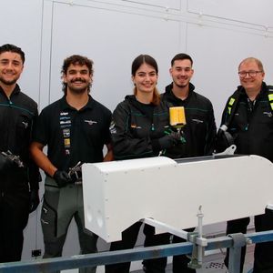 Die deutsche Nationalmannschaft der Lackierer zeigte ihr Können mit der Pistole. Von links: Sergen Destek, Jason Scherer, Kora Riss, World-Skill-Kandidat Noah Seiler und Trainer Marius Dechnig.(Bild:  Jürgen Klasing)
