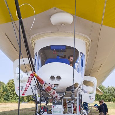 Mit hochpräzisen Messinstrumenten ausgestatteter Zeppelin NT mit dem Wissenschaftler*innen des Forschungszentrums Jülich und der Universität zu Köln Luftmessungen über Nordrhein-Westfalen durchführen.  (Bild: Mathias Martin | Universität zu Köln)