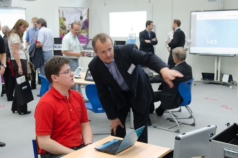 Hans-Christoph Frommann, Geschäftsführer von Mobile IT-Service, zeigt Besuchern die Möglichkeiten des digialen Klassenzimmers. (Archiv: Vogel Business Media)