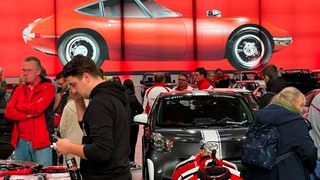 Auf rund 2.000 Quadratmeter Fläche gibt die Toyota Collection mit ihren rund 75 Fahrzeugen einen Überblick über die facettenreiche Geschichte der Marke. (Bild: Toyota)