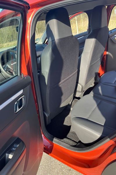 Und auf der Rückbank ist es richtig eng. Vor allem hinter dem Fahrer, wenn der nicht hinter dem Lenkrad klemmen will. (Bild: Simon – VCG)