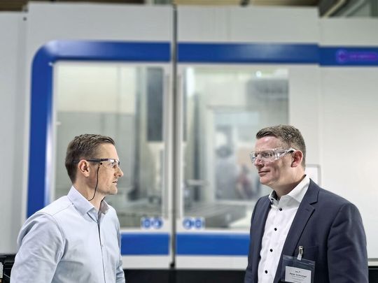 «Wir verfügen über eine hohe Schnittstellenkompetenz, um eine heterogene Systemlandschaft zu vernetzen», hebt Schrumpf (re.) hervor. Was Heydorn (li.) bestätigt: «Coscom besitzt umfangreiche Kenntnisse in zahlreichen Systemen. Das hilft uns ungemein.»(Bild:  Coscom)