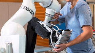Mit Robert sollen Patienten schneller und effizienter mobilisiert und die Physiotherapeuten dabei entlastet werden. (Life Science Robotics (LSR))