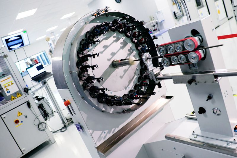 Die Klöppel für die Drahtführung werden über ein hochdynamisches Magnetweichensystem zwischen den Flechtbahnen übergeben – gesteuert durch die B&R-Servotechnologie.(Bild:  B&R)