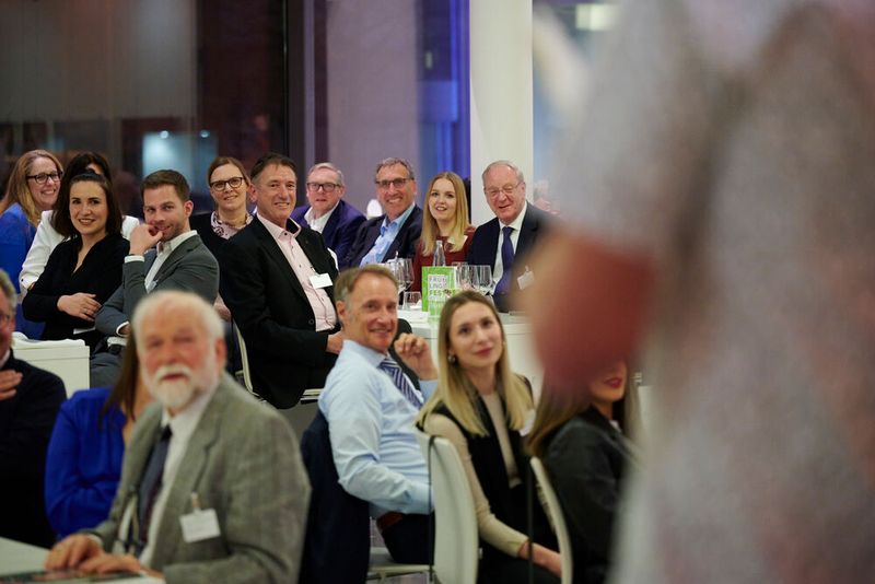 Impressionen vom ELEKTRONIKPRAXIS Frühlingsfest 2023 im Ketterer Kunst mit der Verabschiedung von Johann Wiesböck.  (Bild: © EYE AM CHRIS)