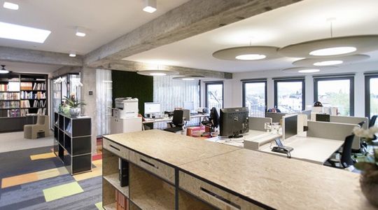 (Das Büro von XQuadrat im revitalisierten ehemaligen Kaufhaus. Bild: XQuadrat GmbH, Gelnhausen)