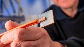 Trumpf hat eine produktiverer Möglichkeit dafür gefunden, wie man Kupferleiter an Busbars per Laser prozesssicher und sehr schnell anschweißen kann. Damit sei die aufwendige Schraubverbindung obsolet ... (Bild: Trumpf)