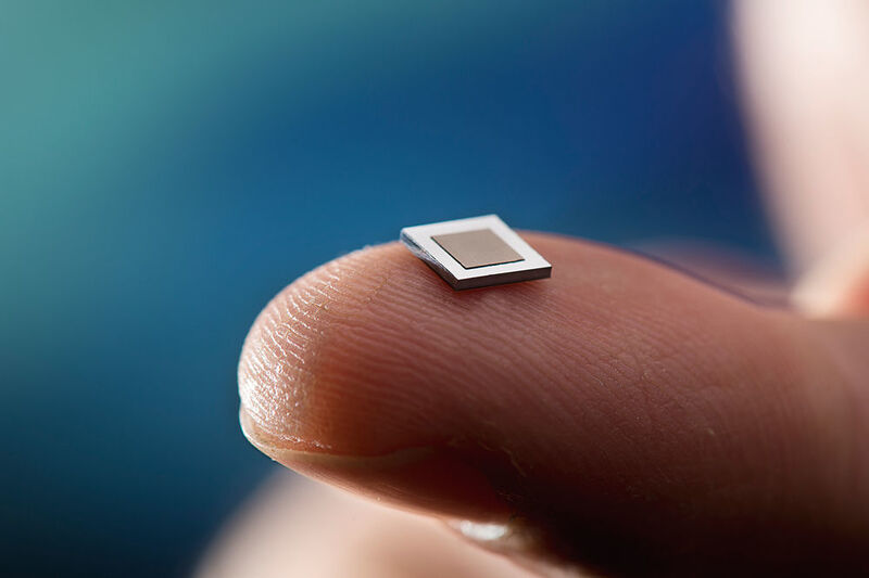 Die kleinste ihrer Art: Nur noch 5 x 5x 0,6 mm3 misst die neue Silizium-Mikromembranpumpe aus der Fraunhofer EMFT. (Bild: Fraunhofer EMFT / Bernd Müller)