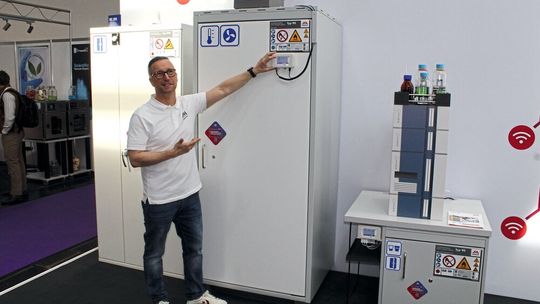Christian Völk, Marketingleiter bei DÜPERTHAL, zeigt das Panel am Sicherheitsschrank, das mithilfe der integrierten Sensorik ständig über den Funktionszustand des Schranks informiert.(Bild:  VCG – Platthaus)