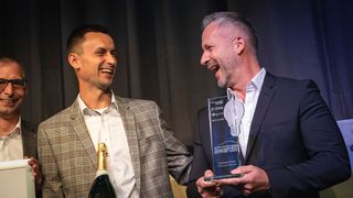 Andreas Daub (r.) gewann den Gebrauchtwagen Award 2022. Das Autohaus Daub war das erste markenunabhängige Autohaus, das mit dem Branchenpreis ausgezeichnet wurde. Zugleich gab es den Impuls dafür, dass der Award künftig in zwei Kategorien (freier Handel und Vertragshandel) vergeben wird.   (Bild: Stefan Bausewein)